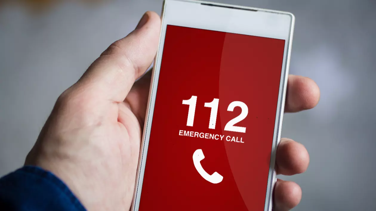Un bărbat care sună la numărul de urgență 112
