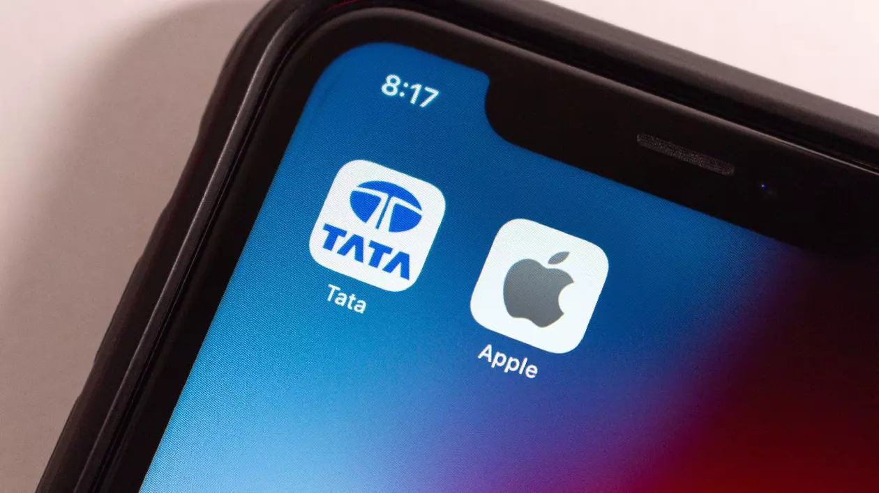 Coltul din stanga sus al unui ecran de iPhone, pe care sunt afișate logo-urile a două aplicații, Apple și Tata, pe un fundal albastru cu grena.