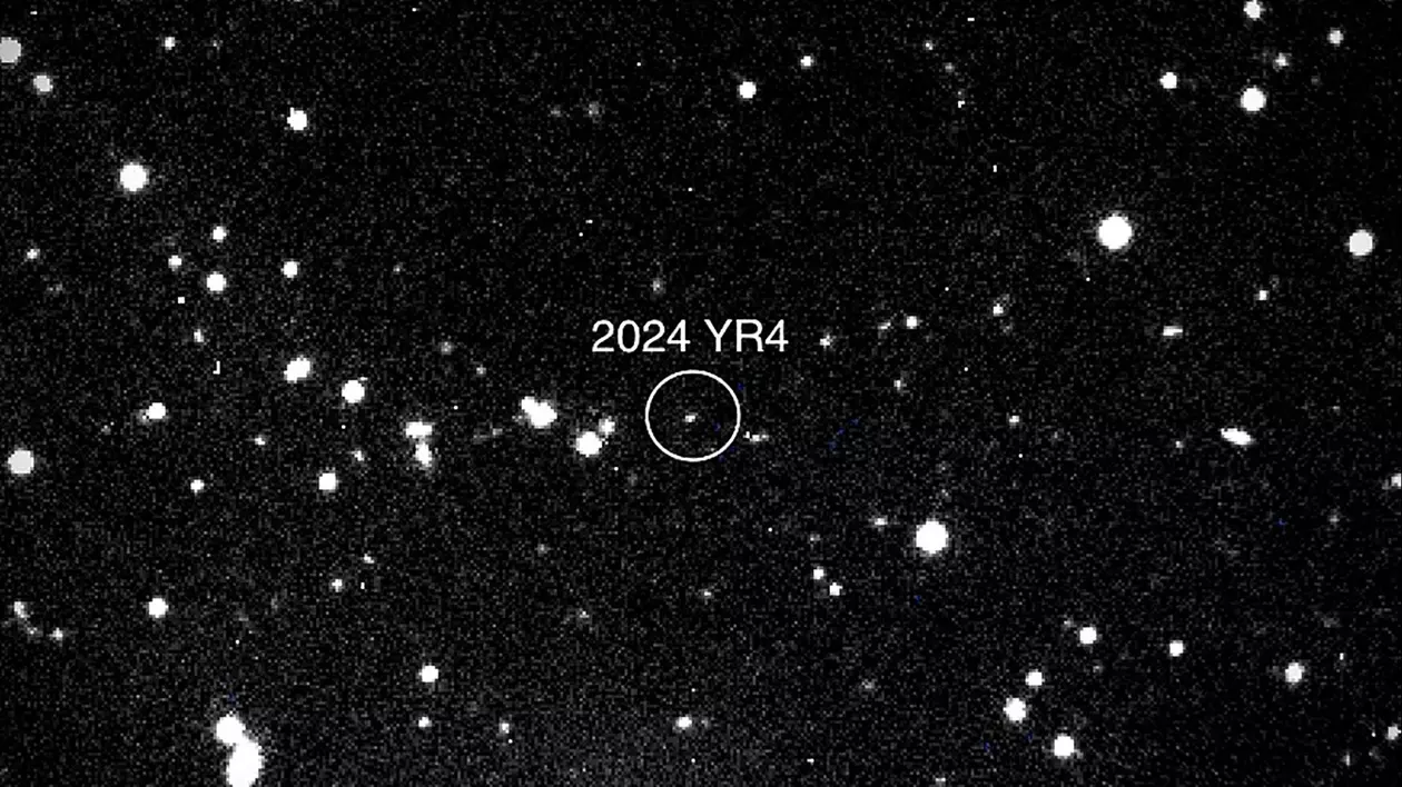 O parte din spațiul cosmic, văzută prin telesop, în mijlocul căreia este identificat asteroidul 2024 YR4.