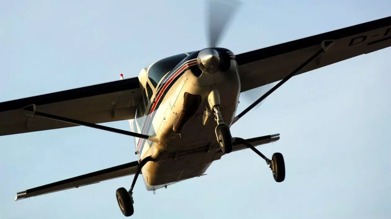 avion Cessna Caravan în zbor, văzut de jos