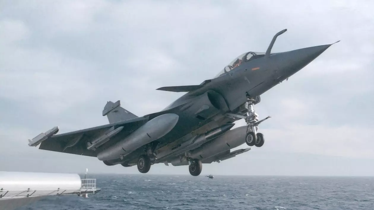 Avion de luptă Dassault Rafale surprins în timp ce decolează de pe portavionul Charles de Gaulle Foto: Profimedia