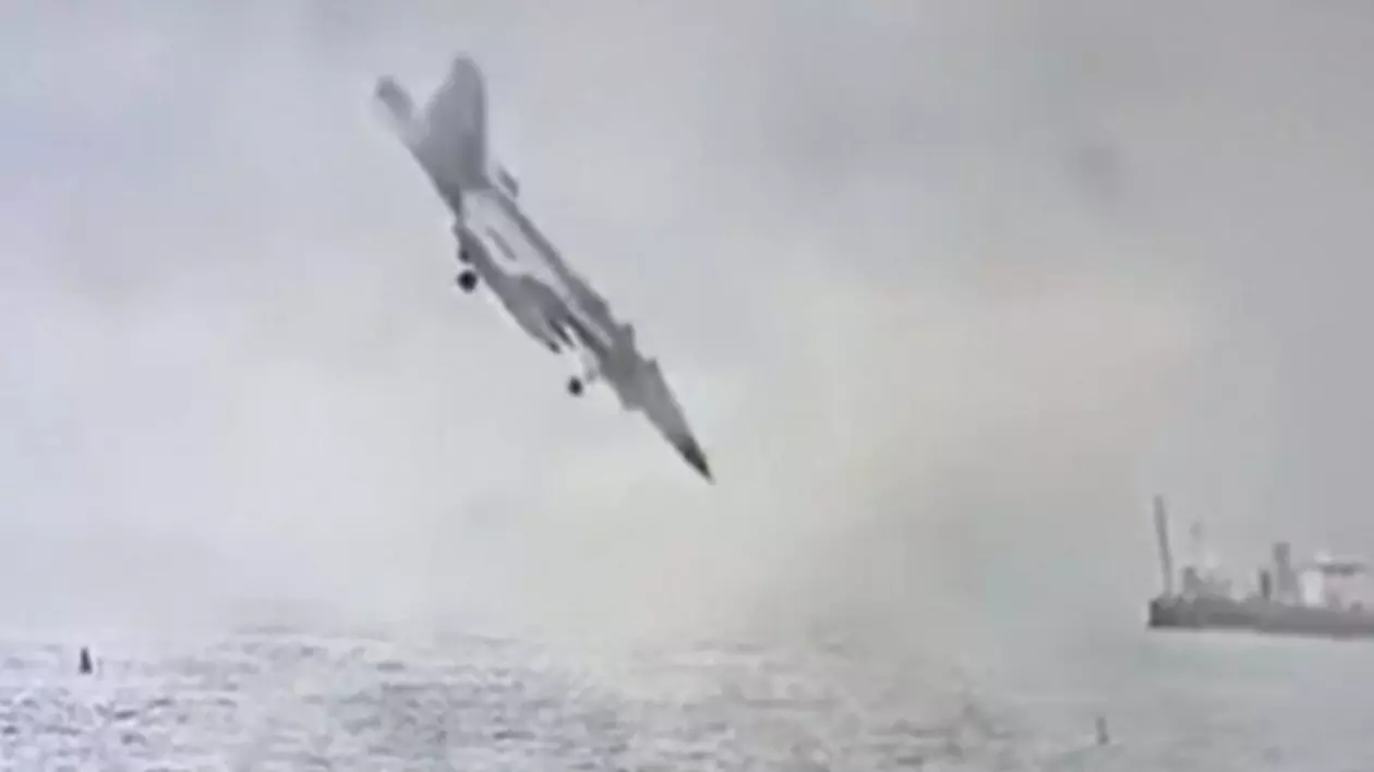 Momentul în care un avion american de luptă s-a prăbușit în portul San Diego | VIDEO