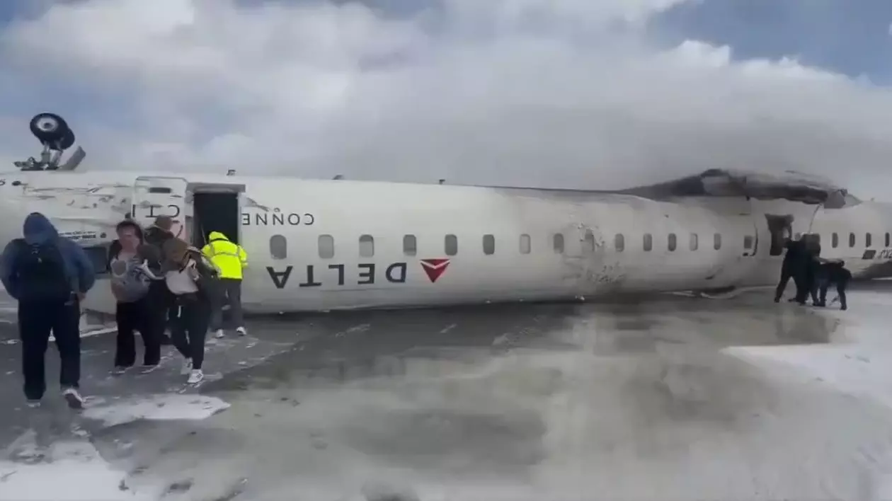 avion Delta Airlines s-a răsturnat la aterizare pe Aeroportul Internațional Toronto Pearson. Medicii și autoritățile se asigură că nu există decedați