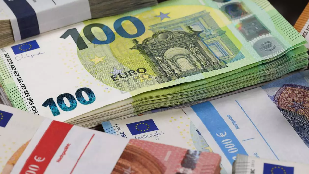 imagine sugestiva cu bancnote de 100 euro