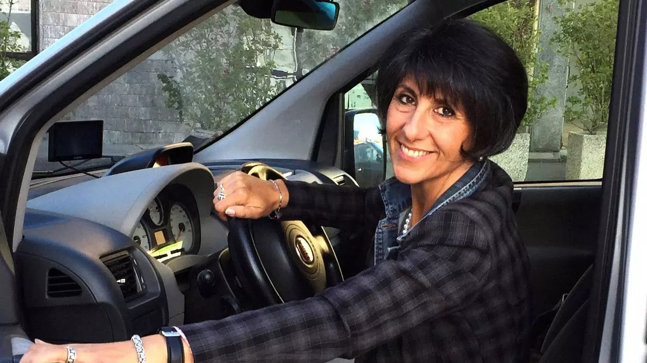 Beatrice câștigă mii de euro lunar din transferul tinerilor de la discotecă, în Italia: „O fac ca să nu conducă beți. Le ofer și pungi pentru vărsături”