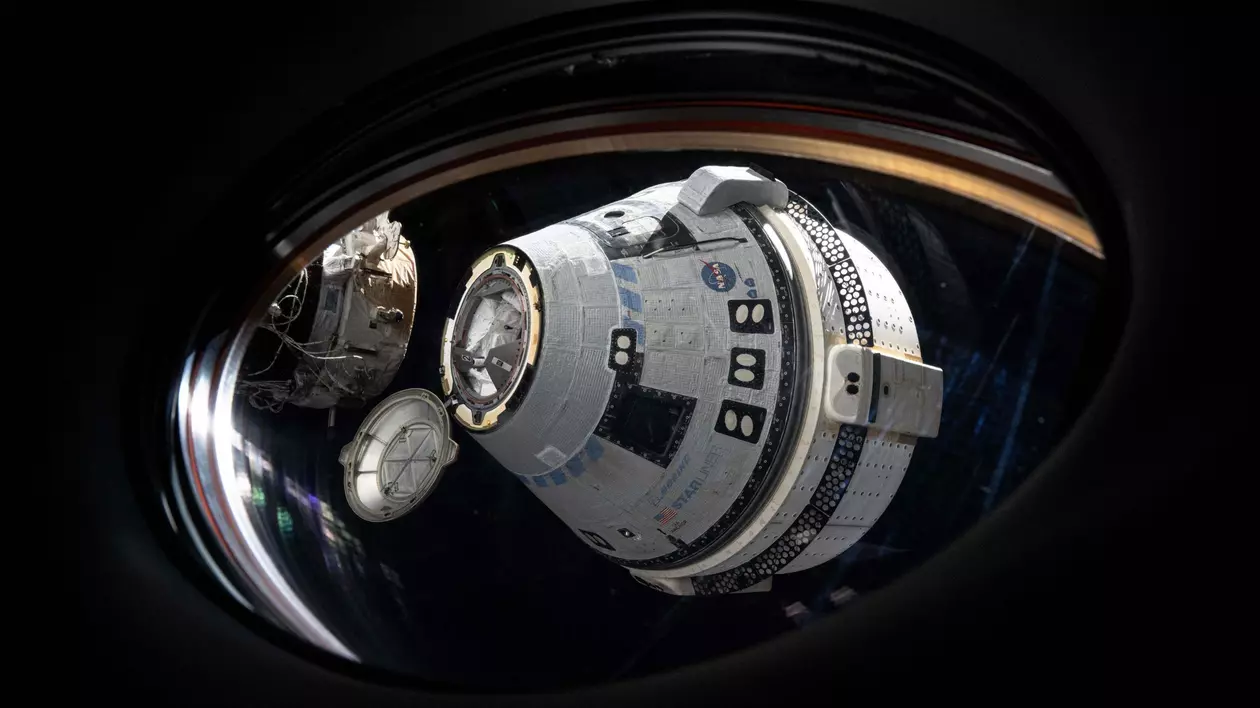 Capsula Starliner, aproape andocată la Stația Spațială Internațională, văzută prin hubloul de pe ISS.