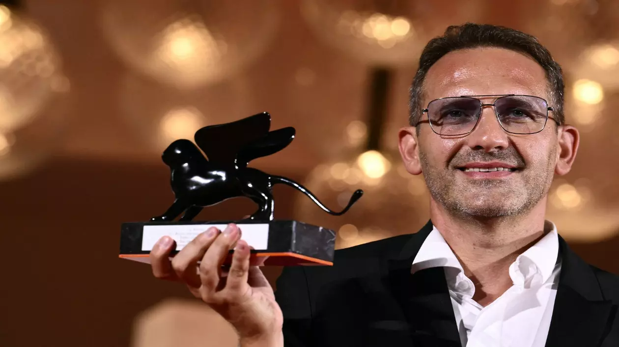 Bogdan Mureșanu pozează cu Premiul Orizzonti pentru cel mai bun film