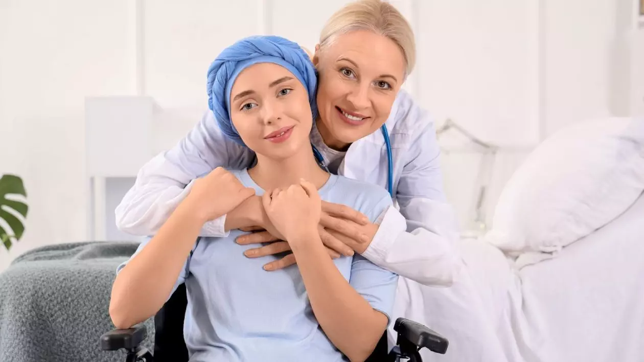 Bolnav de cancer alături de medic, în timpul tratamentului, Sursă Profimedia Images
