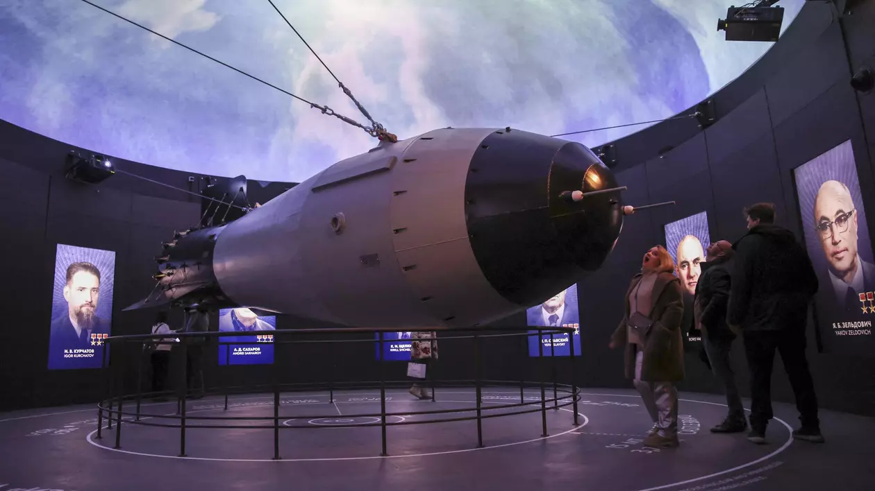 Machetă a unei bombe aeriene termonucleare sovietice AN-602, cunoscută și sub numele de Bomba Țarului, cea mai puternică armă nucleară creată și testată vreodată, în timp ce vizitează pavilionul Atom, un centru de expoziții permanente conceput pentru a demonstra principalele realizări trecute și moderne ale industriei energiei nucleare din Rusia, la Centrul de Expoziții al întregii Rusii (VDNH) din Moscova, pe 4 noiembrie 2023.