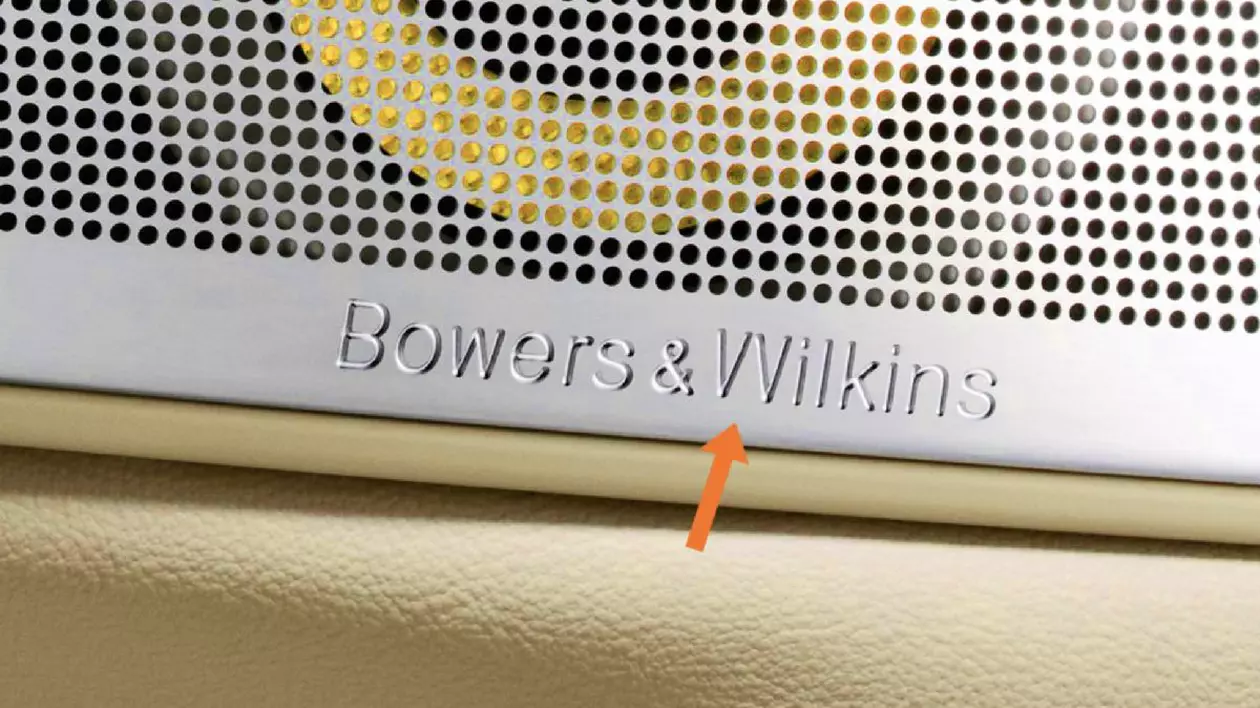 Un logo Bowers & Wilkins contrafăcut, ștanțat pe sisteme audio contrafacute pe mașini Volvo în China.