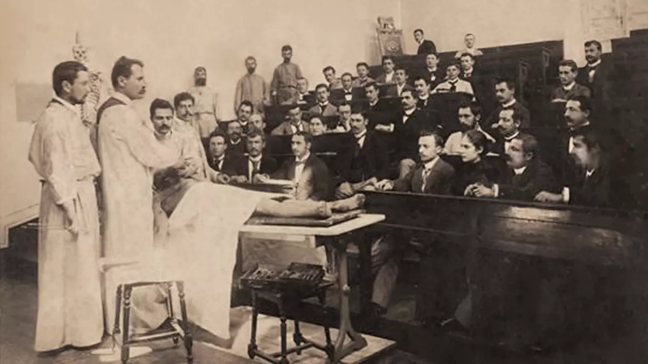 Constantin Brâncuși la Iași la un curs de anatomie. sala de curs la medicina din interbelic