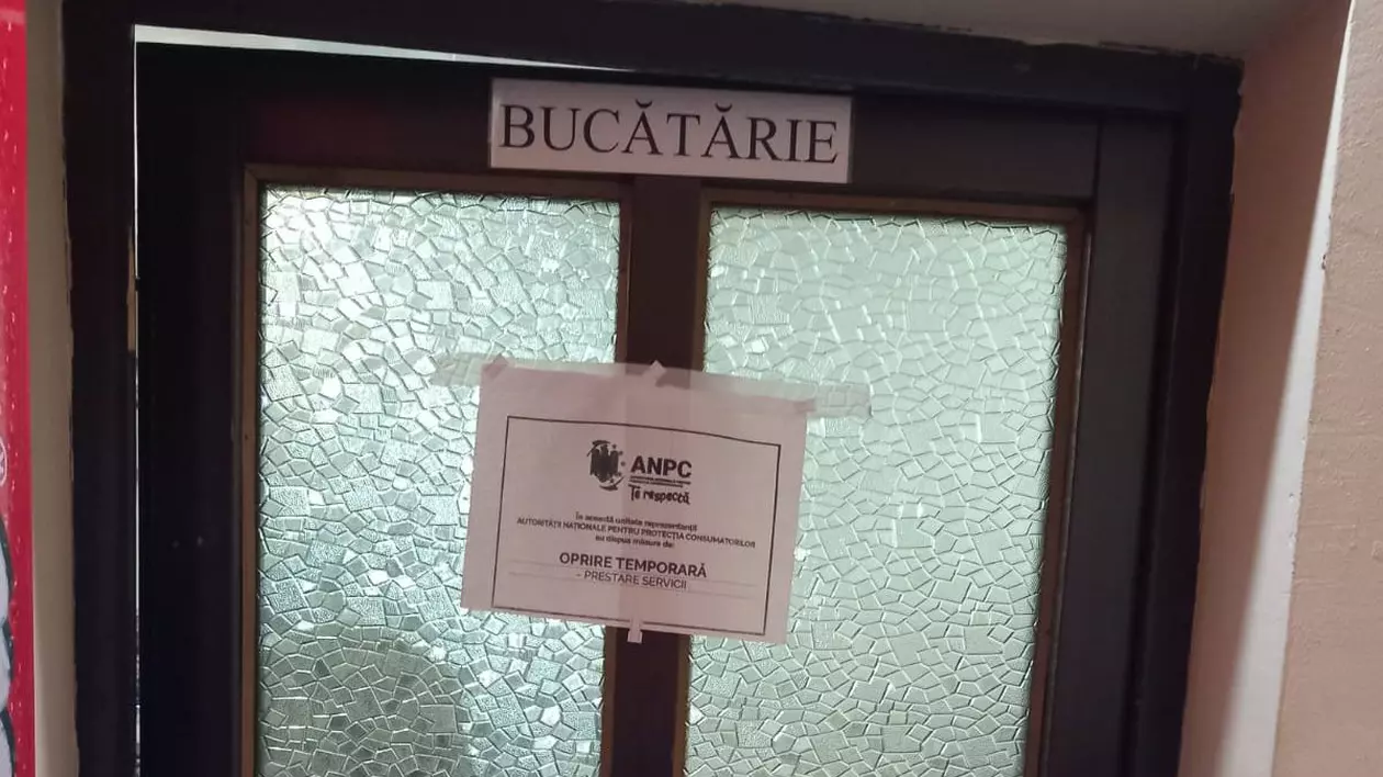 Activitatea restaurantului din Reghin a fost suspendată temporar, din cauza bucătăriei insalubre. Pe ușa de la bucătărie a fost pus deja un afiș care anunță suspendarea activității
