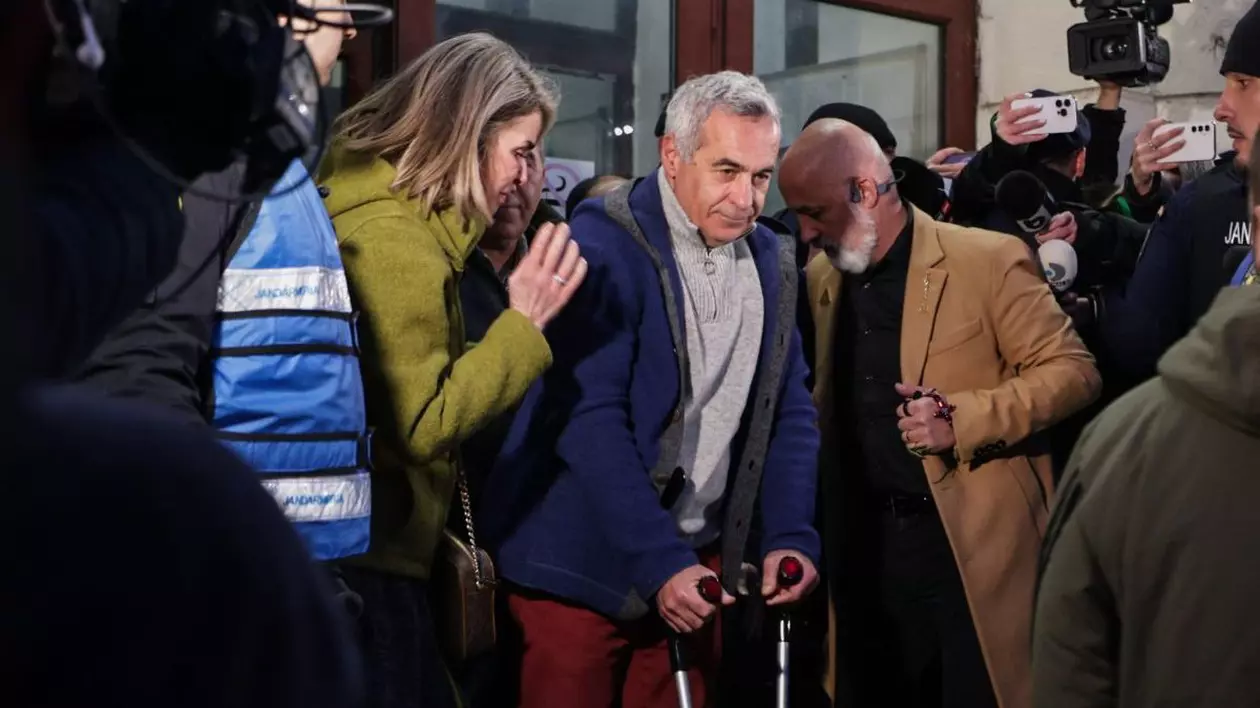 Călin Georgescu, alături de soția sa, Cristela, în momentul ieșirii de la Parchetul General. Bărbatul e în cârje după o operație