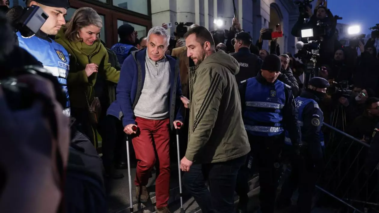 calin georgescu in carje dupa iesirea de la audieri de la parchetul general