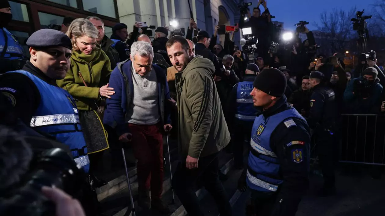 Călin Georgescu în cârje coborând treptele de la Parchetul General.