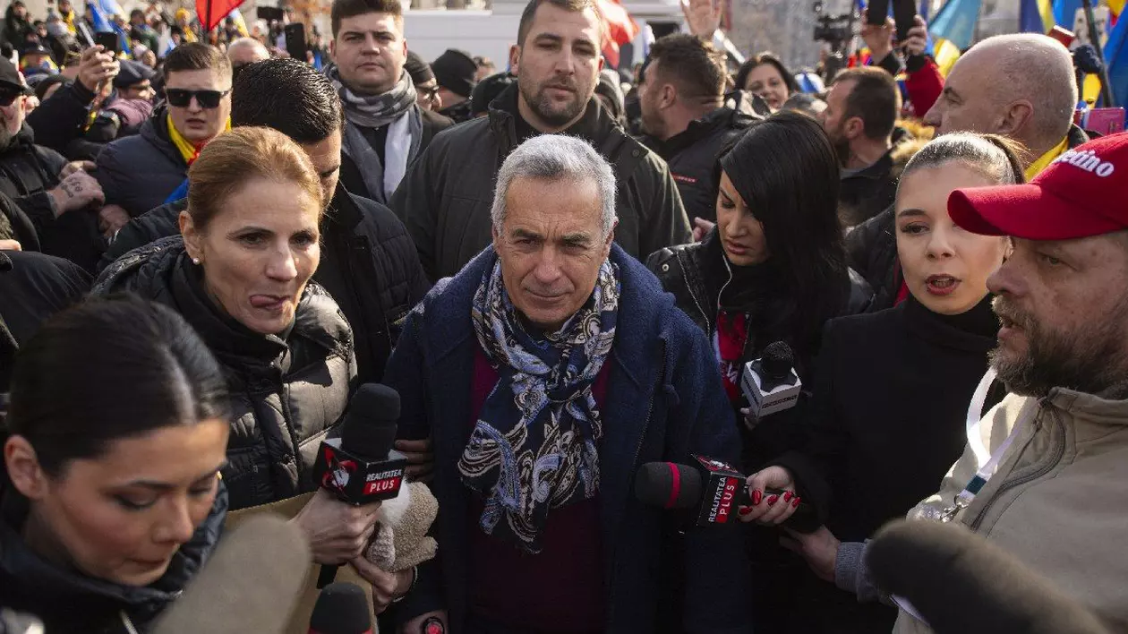 Calin Georgescu, înconjurat de jyrnaliști, participa la un eveniment in cadrul caruia se strang semnaturi pentru candidatura sa la alegerile prezidentiale din mai 2025, in Piata Constitutiei din Bucuresti, sambata, 22 februarie 2025.
