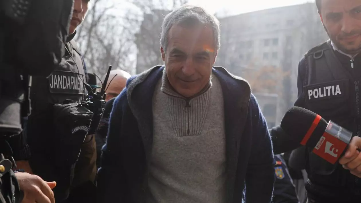 Călin Goergescu înconjurat de poliție, jandarmerie și microfoane