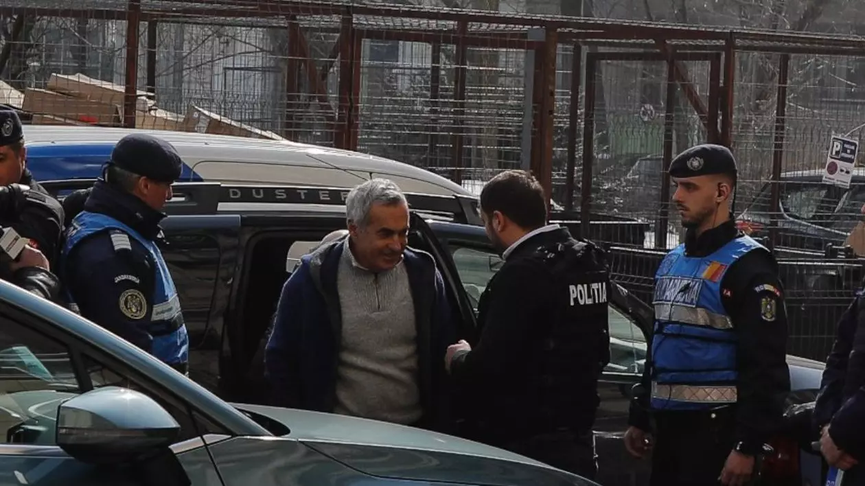 Călin Georgescu coboară din mașină , înconjurat de Poliție și Jandarmerie