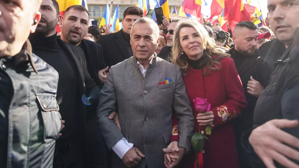 Călin și Cristela Georgescu surprinși în timp ce se țin de mână.