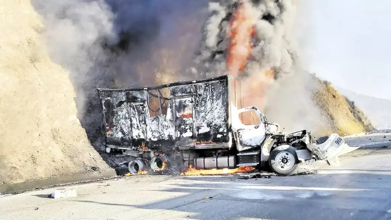 Unul dintre camioanele care au luat foc în Mexic, filmat în momentul în care arde pe autostradă și se văd flăcările