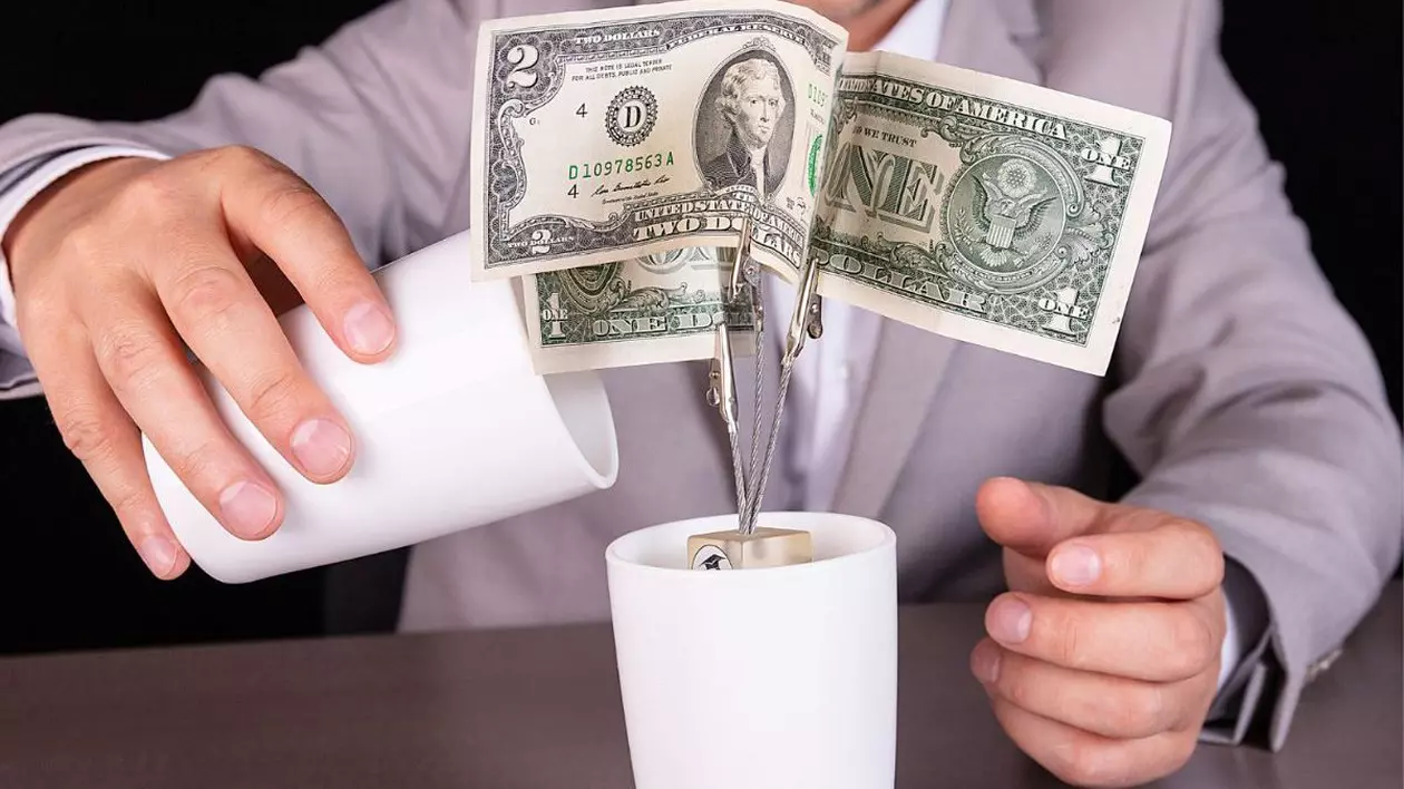 cană albă în care se toarnă bancnote de hârtie de un dolar