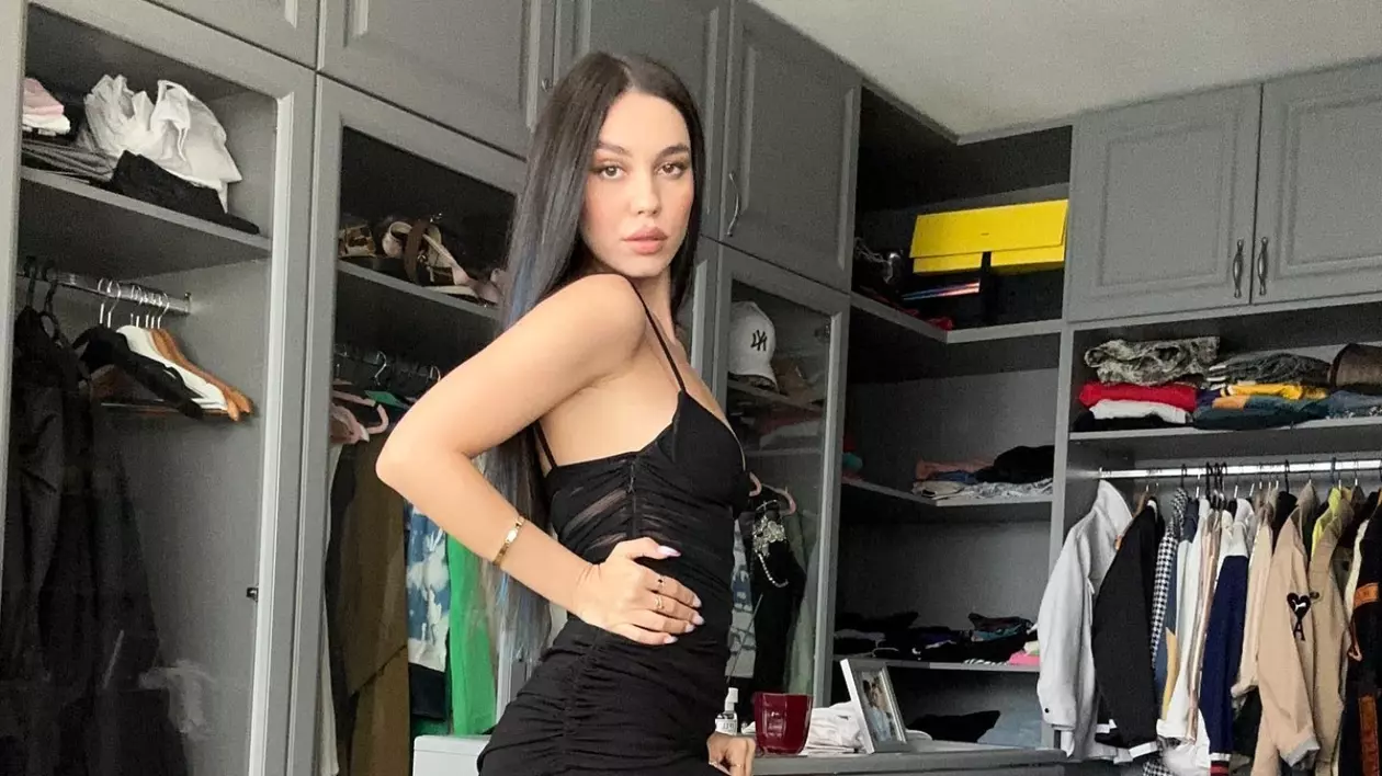 Mira în dressingul din casa ei pe care o vinde