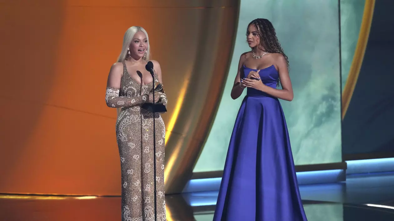 Beyonce și fiica Blue Ivy în dreapta la Premiile Grammy 2025