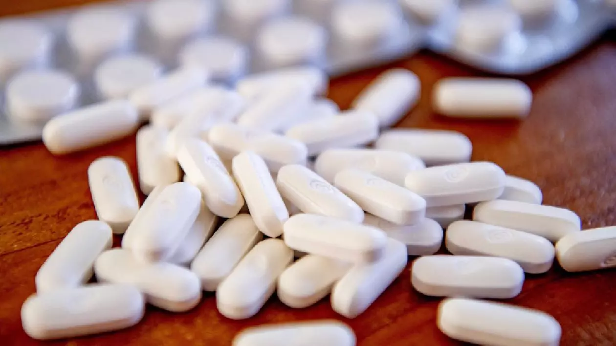 medicamente intinse pe o masa
