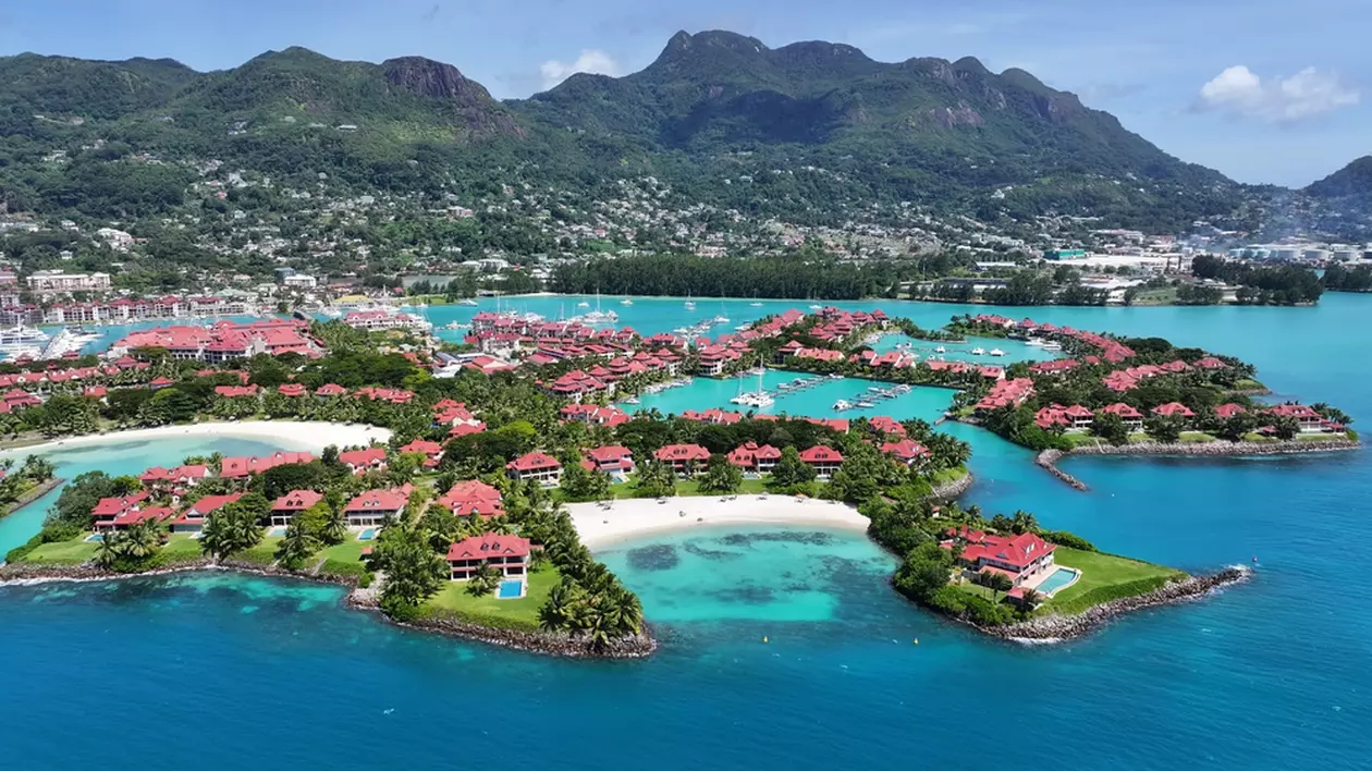 Ce este interzis să faci în Seychelles ca turist - Imagine aeriană asupra insulei artificiale Eden din Seychelles