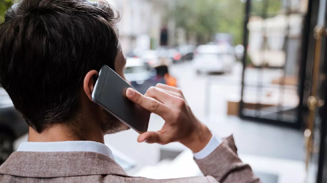 Tanar vorbind la telefon