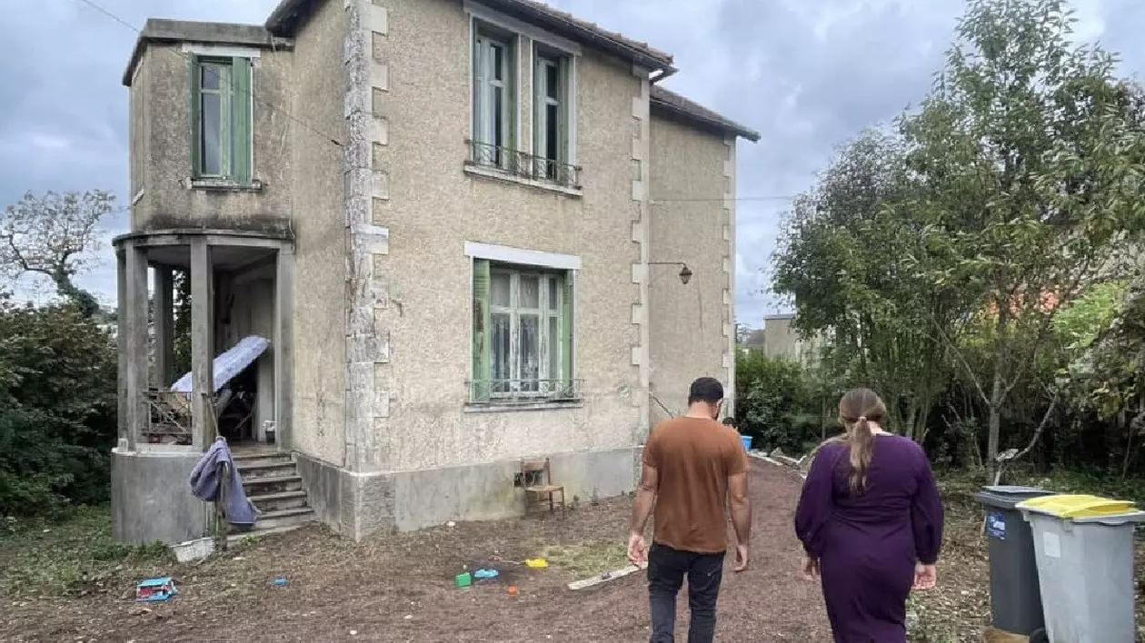 o casa veche in fundal, un bărbat și o femeie