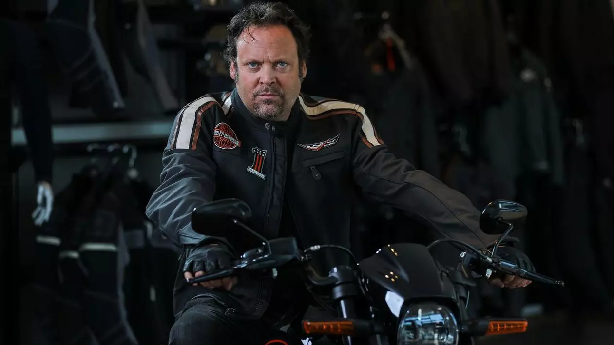 Charlie Ottley, pasionat de motociclete și de muzica rock