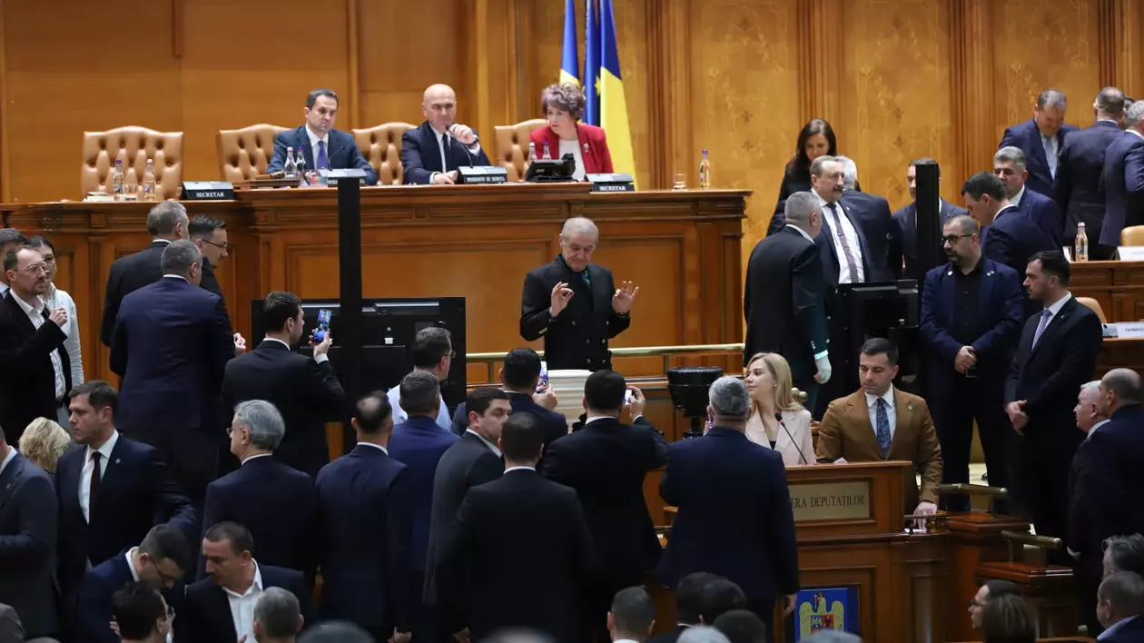 Ciprian Șerban și Ilie Bolojan în plenul Senatului FOTO Dumitru Angelescu