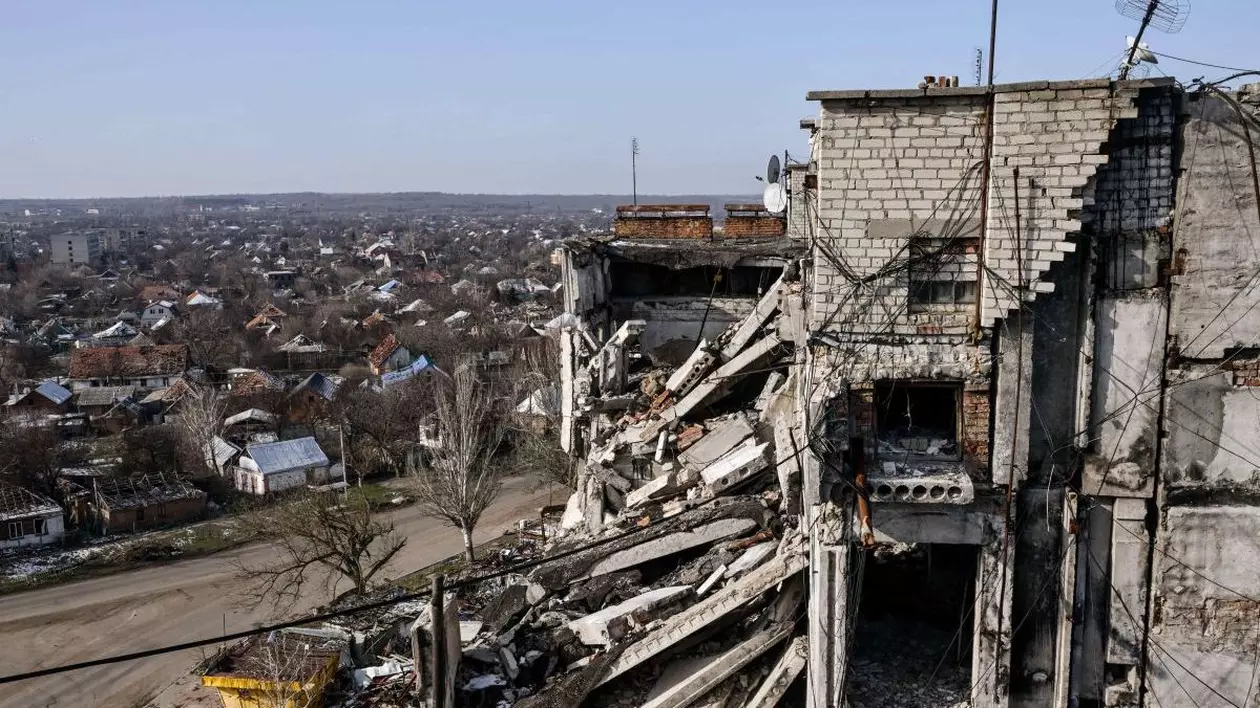 Un bloc de apartamente este avariat de bombardamentele rusești în prima linie a Orikhiv, districtul Polohy, regiunea Zaporizhzhia, sud-estul Ucrainei. 12 februarie 2025
