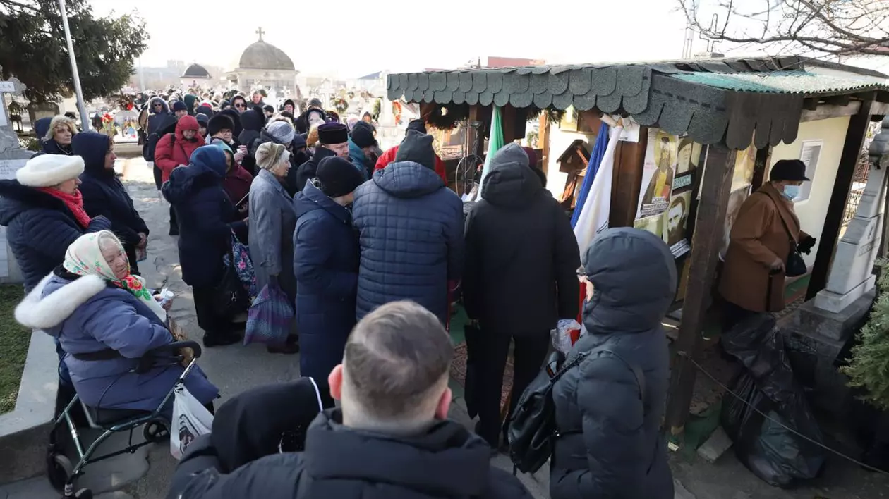 Coada de sute de oameni la mormântul preotului legionar Ilie Lăcătușu, 9 februarie 2025