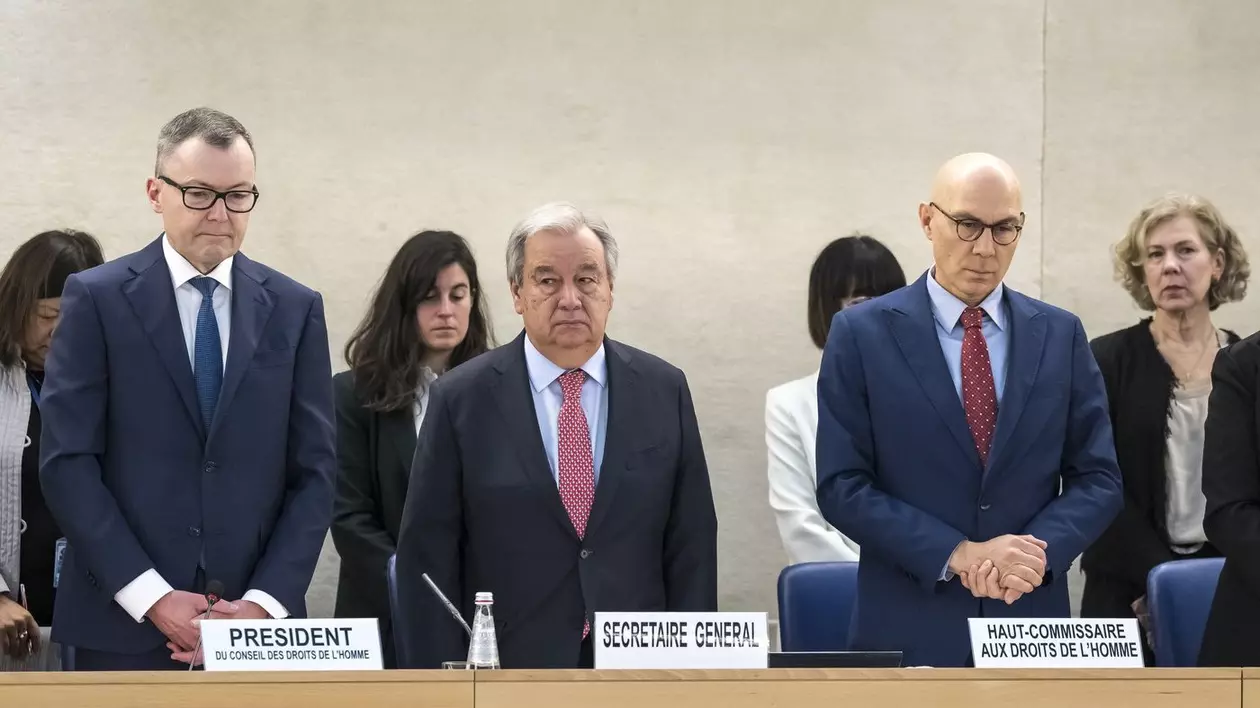 Comisarul Volker Turk (în prim-plan, dreapta) și secretarul general Antonio Guterres (centru) țin un minut de reculegere pentru victimele agresiunilor Foto: Profimedia