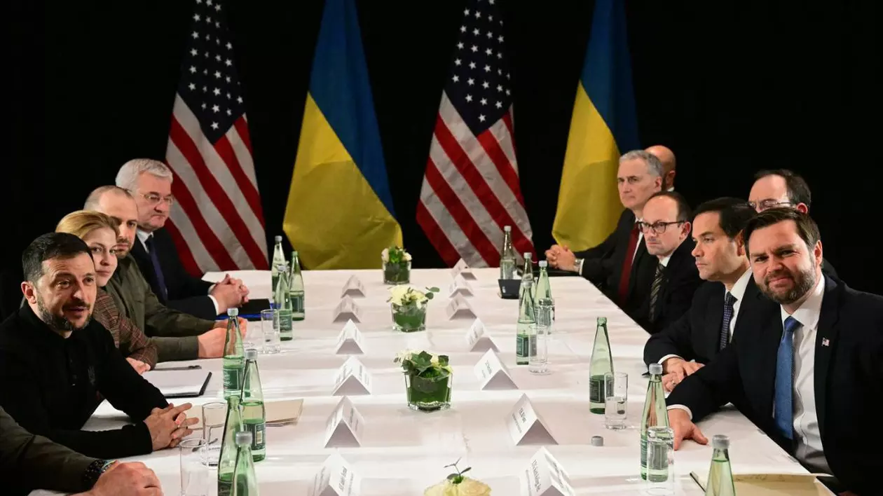 Vicepreședintele american JD Vance (dreapta), secretarul de stat american Marco Rubio (al doilea din dreapta) și președintele ucrainean Volodymyr Zelensky (stânga) se întâlnesc în marja celei de-a 61-a Conferințe de securitate de la Munchen (MSC) la Munchen, în sudul Germaniei, la 14 februarie 2025.