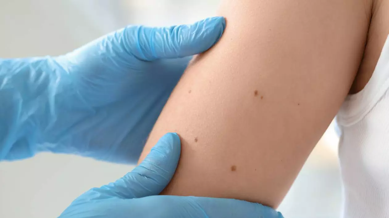 mana unui pacient in timpul unui control al doctorului