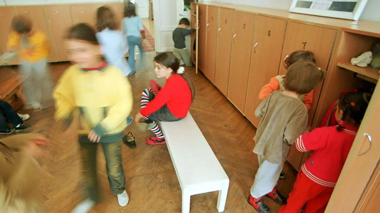 Copiii se pregatesc de plecarea acasa, vineri 11 mai 2004, intr-o gradinita cu program redus, din Bucuresti. Micutii isi verifica dulapurile si se imbraca pentru a pleca