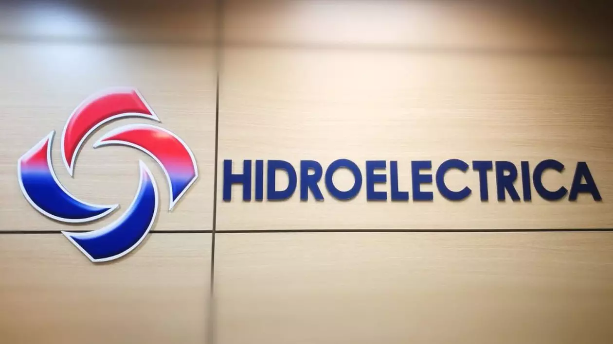 O ușă de lemn maro deschis pe care se vede sigla și numele companiei Hidroelectrica