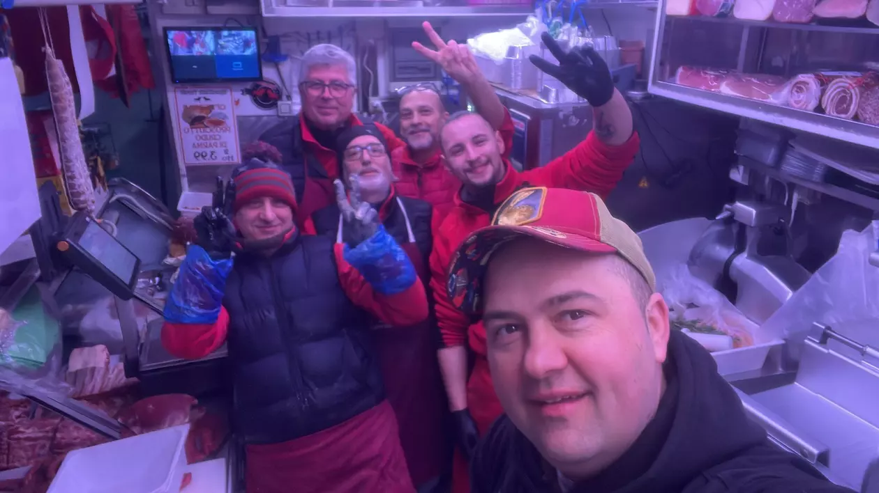 Gabriel Arghir alături de angajații din primul său magazin din Italia. FOTO: arhivă personală
