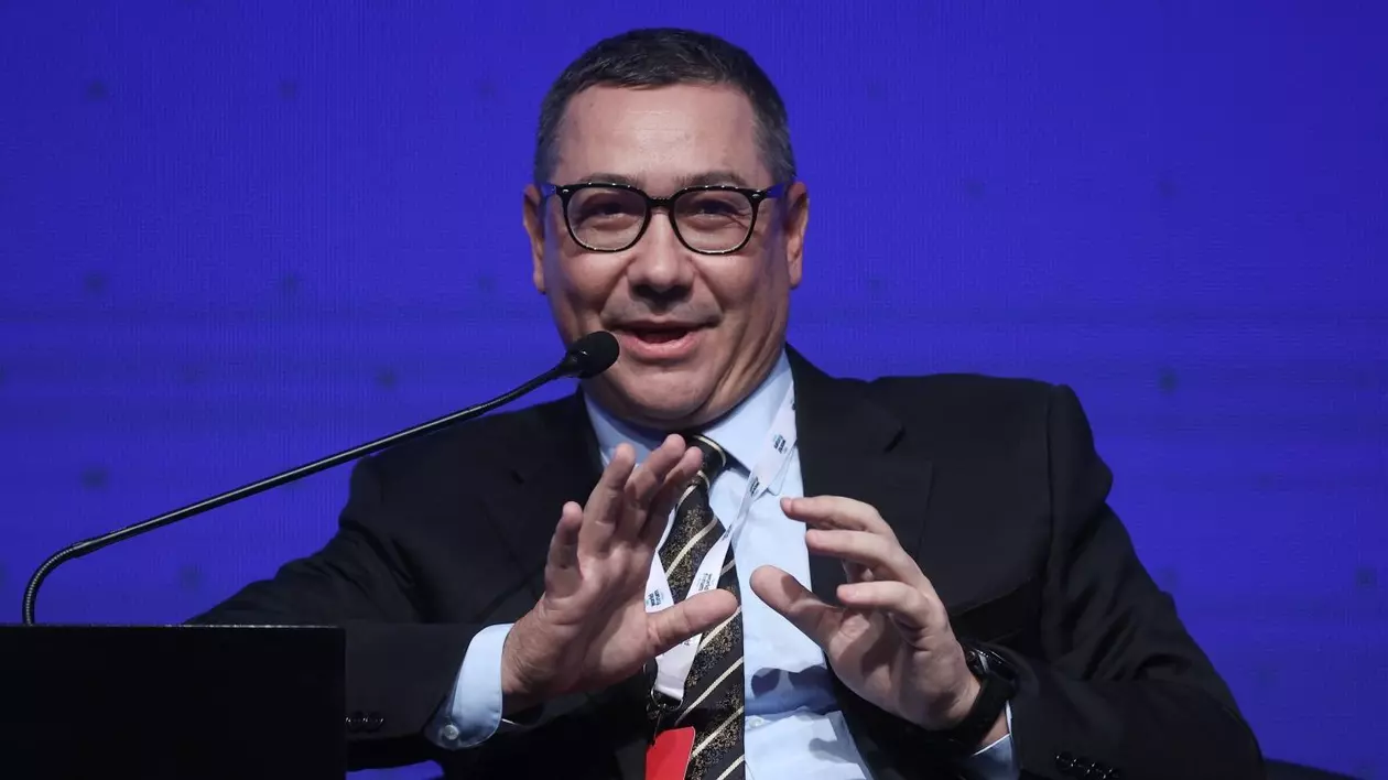 Victor Ponta, candidat independent la alegerile prezidențiale, vorbește la microfon și explică cu mâinile
