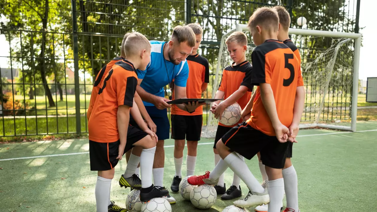 Cum să ajuți comunitatea să facă mai mult sport prin amenajarea unui teren cu gazon artificial