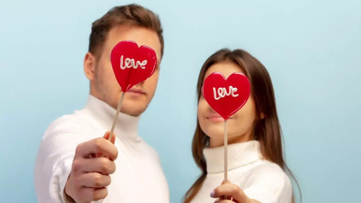 cuplu cu inimioare care le acoperă fața valentine's day dragobete