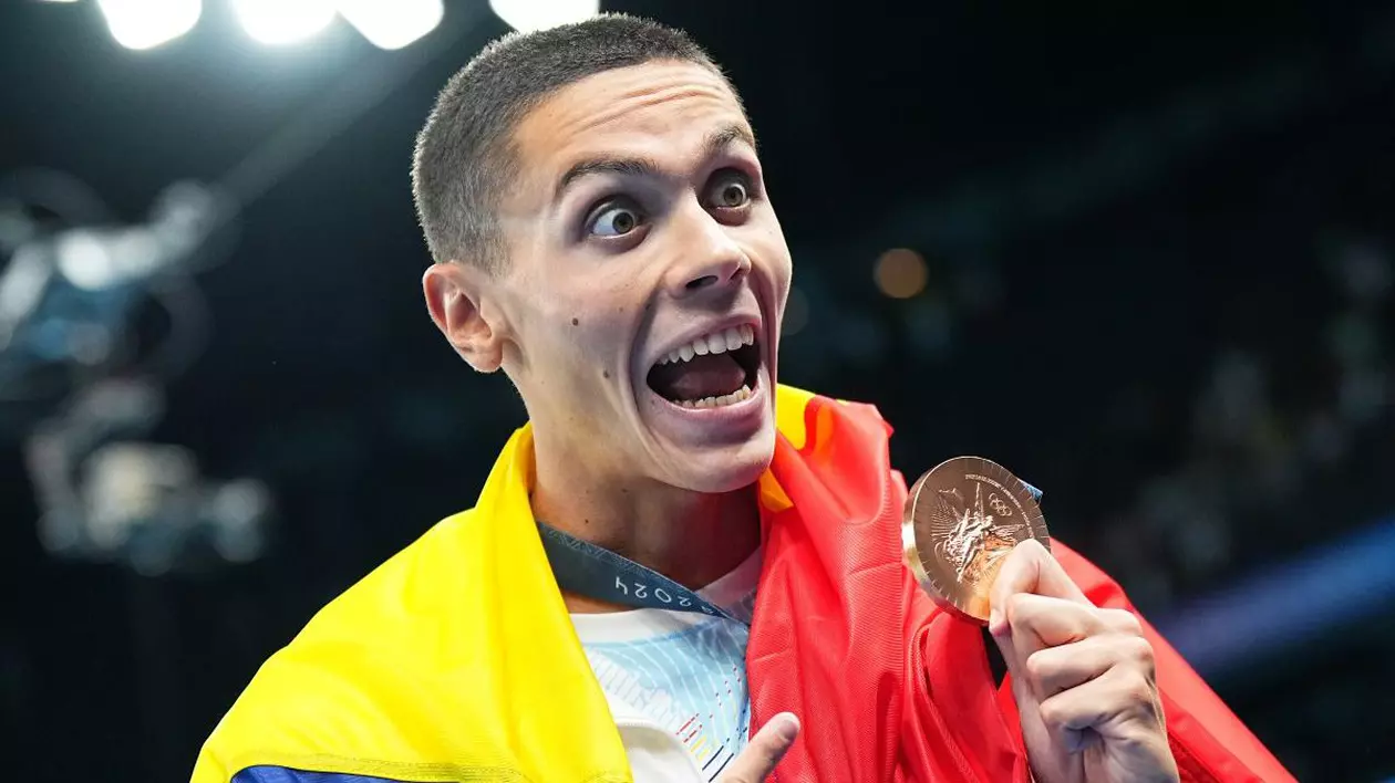 31 iulie 2024, Franța, Paris: Jocurile Olimpice, Paris 2024, 100 m liber, masculin, finală, locul trei, David Popovici din România sărbătorește cu medalia de bronz