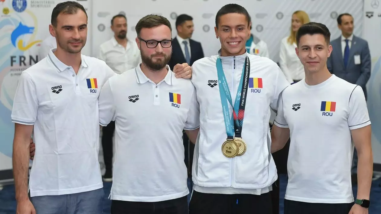 Inotatorul David Popovici este intampinat de apropiati si oficiali la sosirea sa pe Aeroportul Henri Coanda din Bucuresti, duminica, 26 iunie 2022. David Popovici este noul campion mondial la 100 și la 200 m liber, dupa participarea sa la Campionatul Mondial de Natatie de la Budapesta. Sportivul este cu zâmbetul pe buze