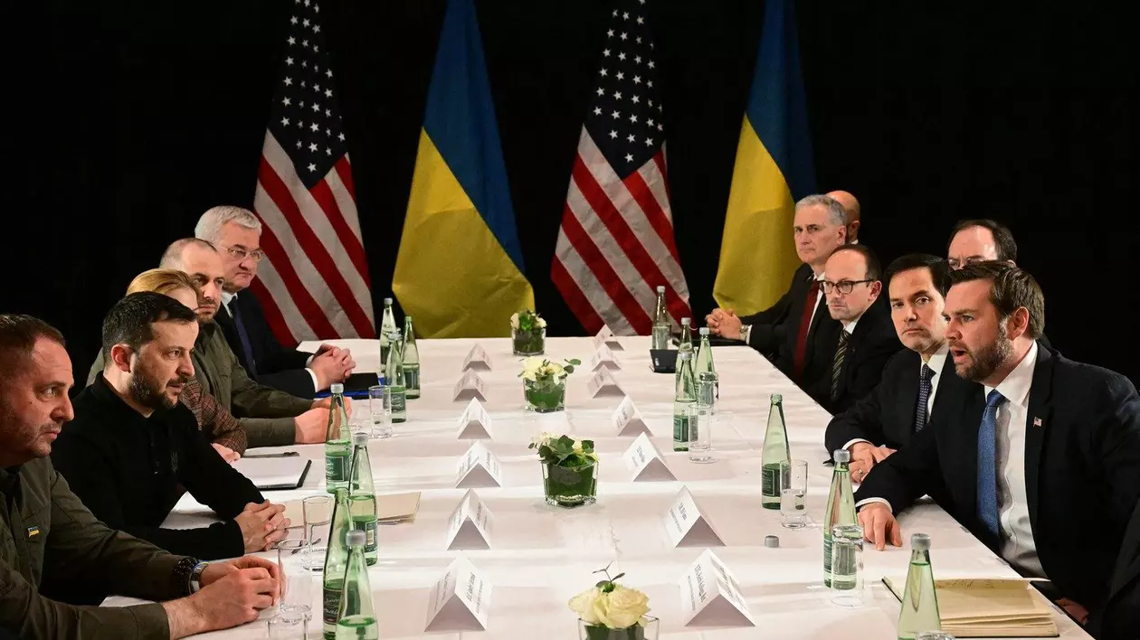 Delegația ucraineană, cu Volodimir Zelenski (al doilea din stânga) și delegația americană, cu JD Vance (primu din dreapta), în prim-plan la o întrevedere la Munchen Foto: Profimedia