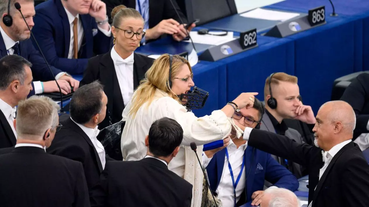 Diana Iovanovici-Sosoaca, în momentul în care provoacă un scandal în Parlamentul European de la Strasbourg, punându-și o botniță în timpul discursului Ursulei von der Leyen, 18 iulie 2024