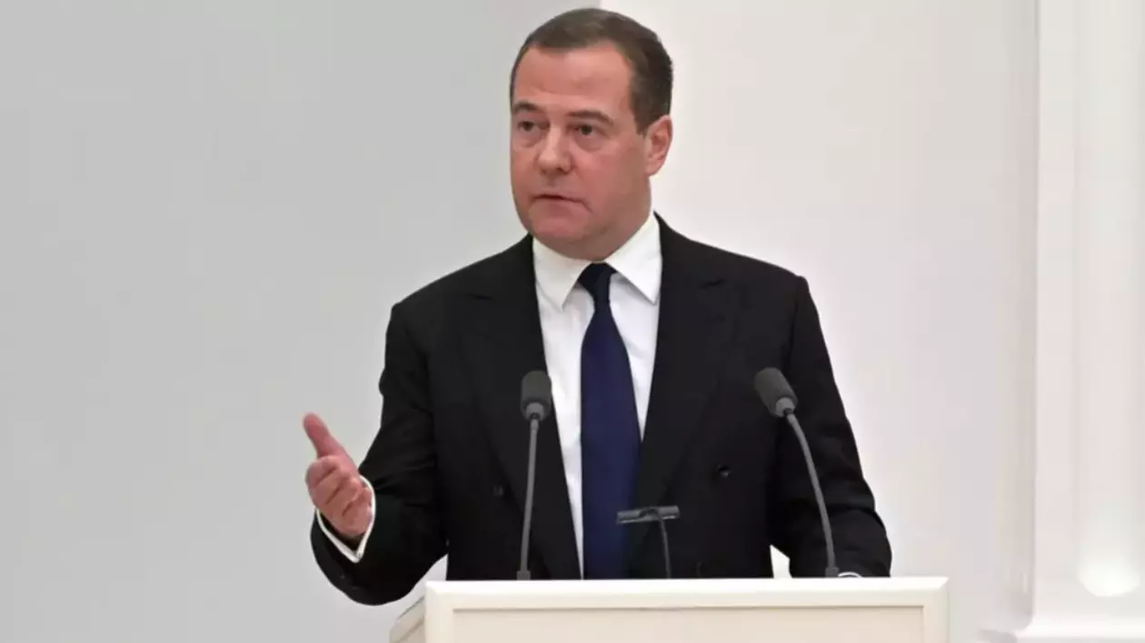 Dmitri Medvedev în timpul unui discurs