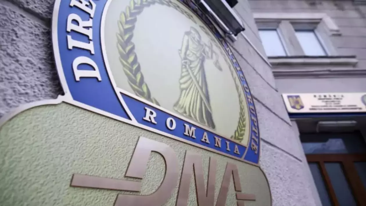Logo-ul Direcției Naționale Anticorupție pe clădirea unde sunt birourile